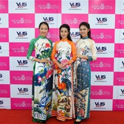 Người đẹp HHVN 2016 tự tin với tiếng Anh vững vàng