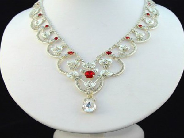 Trong tình yêu tặng dây chuyền cho bạn gái có ý nghĩa gì?