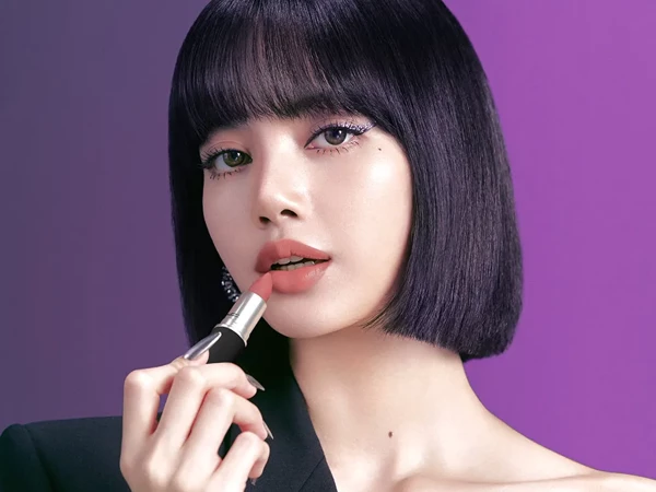 Lisa សមាជិកក្រុម Blackpink ចូលរួមកម្មវិធី “White Lotus” រដូវកាលទី 3 (EXCLUSIVE)