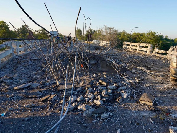 រូបភាពស្ពានអូរជីក រងការខូចខាតឆ្លងកាត់លែងកើតតែម្តង ក្រោយកងទ័ពអាកាសថៃ  ប្រើយន្តហោះចម្បាំង F16 ចំនួនពីរគ្រឿងមកទម្លាក់គ្រាប់ចំ កាលពីរាត្រីថ្ងៃទី១៩ ខែធ្នូ ឆ្នាំ២០២៥