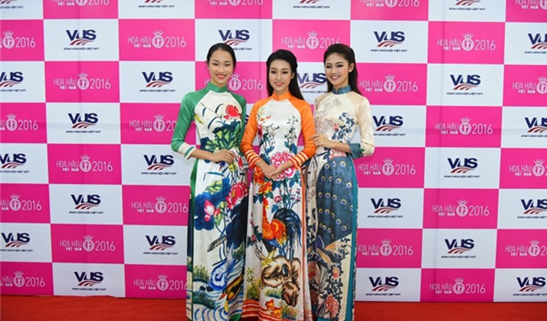 Người đẹp HHVN 2016 tự tin với tiếng Anh vững vàng