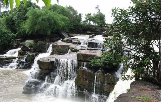 រមណីយដ្ឋានទេសចរណ៍ធម្មជាតិទឹកជ្រោះ ៩ជាន់