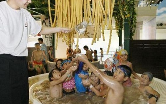 Nhật Bản mở dịch vụ tắm mì ramen để cải thiện làn da