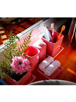 Bộ phòng tắm ( Bình đựng dầu gội + ca đánh răng + đĩa đựng xà phòng )