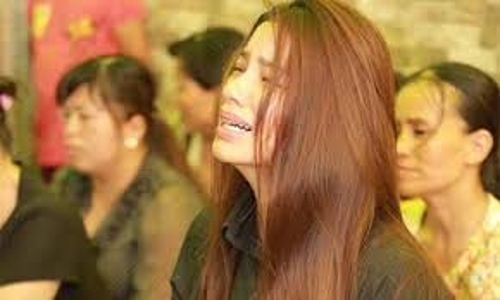 Hoa hậu Phạm Hương liên tục khóc nấc khi lo hậu sự cho bố