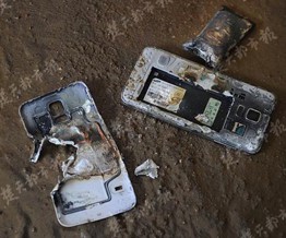 Thanh niên tụt quần giữa phố vì điện thoại bất ngờ bốc cháy ngay trong túi quần