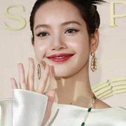 Lalisa Manobal (ក៏សរសេរថា Manoban; កើត Pranpriya Manobal; ថ្ងៃទី 27 ខែមីនា ឆ្នាំ 1997),