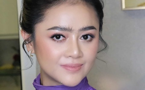 ឱក សុគន្ធកញ្ញា បានឈានជេីងចូលវិស័យសិល្បះ ដំបូងនាអំឡុងឆ្នាំ ១៩៩៩ 