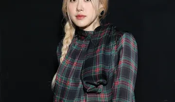 Rose របស់ Blackpink បង្ហាញហត្ថលេខារបស់នាង Saint Laurent មើលទៅក្នុងកម្មវិធី Vanity Fair Oscar Party