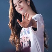 Jisoo គឺជាតន្ត្រីករដំបូងគេដែលបានក្លាយជាមុខមាត់របស់ London Fashion House នេះ