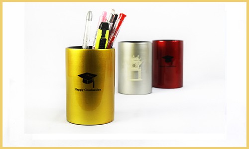 អ្នកកាន់ប៊ិចចម្លែក