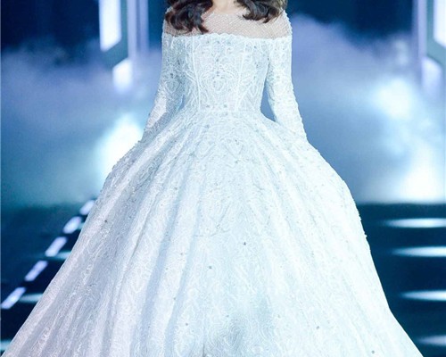 Những lần mẫu Việt “vật vã” với bạn diễn trên sàn catwalk