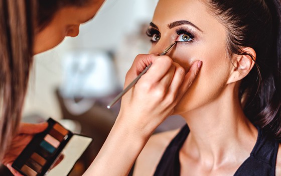 ហេតុអ្វីបានជាការតុបតែងមុខរបស់អ្នកអាចបង្កគ្រោះថ្នាក់ដល់អ្នក?