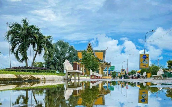 មាត់ទន្លេ ក្រុងតាខ្មៅ