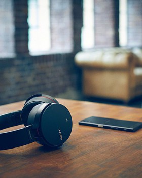 Tai nghe chụp tai không dây chống ồn Sony