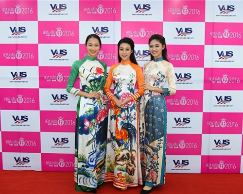 Người đẹp HHVN 2016 tự tin với tiếng Anh vững vàng