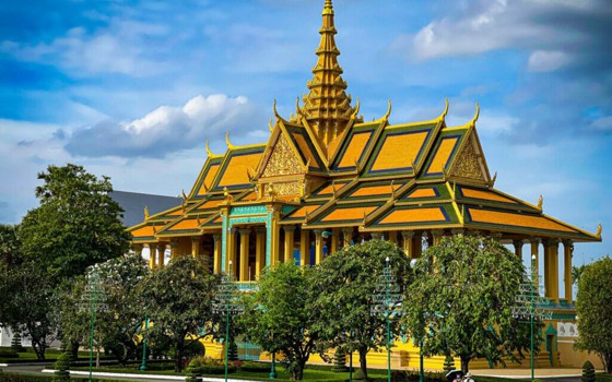  បរទេស ទស្សនាព្រះបរមរាជវាំង នៅទីក្រុងភ្នំពេញ