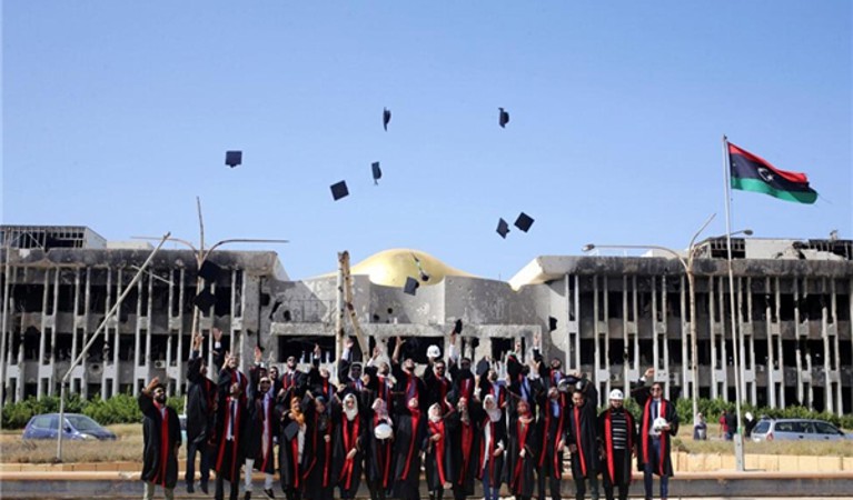 Bộ ảnh kỷ yếu độc đáo chụp trong trường đại học tan hoang vì bom đạn