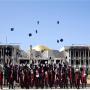 Bộ ảnh kỷ yếu độc đáo chụp trong trường đại học tan hoang vì bom đạn