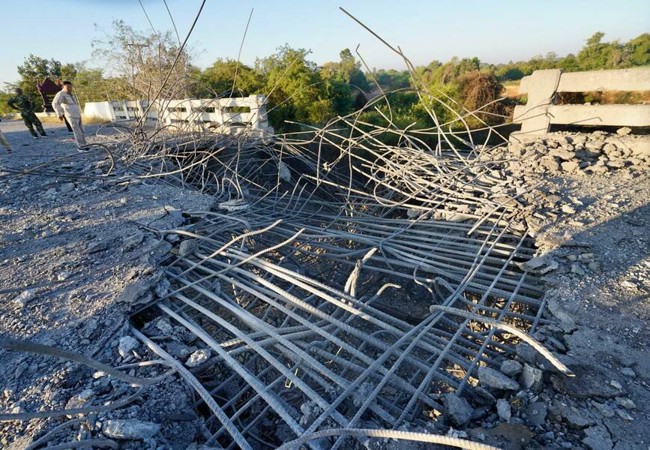 ស្ពានអូរជីក រងការខូចខាតឆ្លងកាត់លែងកើត ក្រោយកងទ័ពអាកាសថៃ ប្រើយន្តហោះចម្បាំង F16 ចំនួនពីរគ្រឿងមកទម្លាក់គ្រាប់បែក កាលពីយប់មិញនេះ