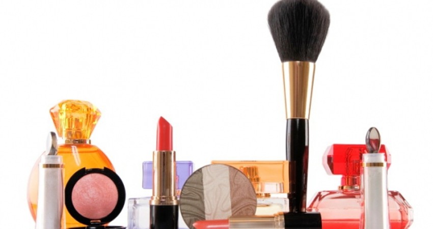 Những món mỹ phẩm cần có khi đến công sở