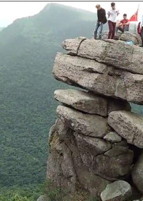 Rùng mình check in ở mỏm đá nguy hiểm bậc nhất Việt Nam