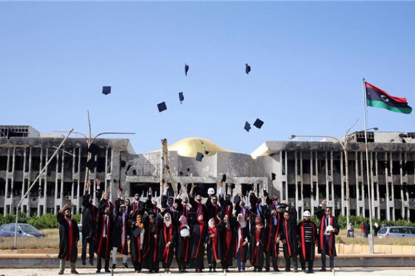 Bộ ảnh kỷ yếu độc đáo chụp trong trường đại học tan hoang vì bom đạn