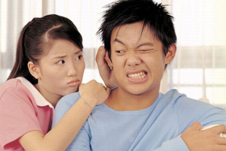 Truyện cười: Khốn đốn với cô vợ thích "khoe hàng"
