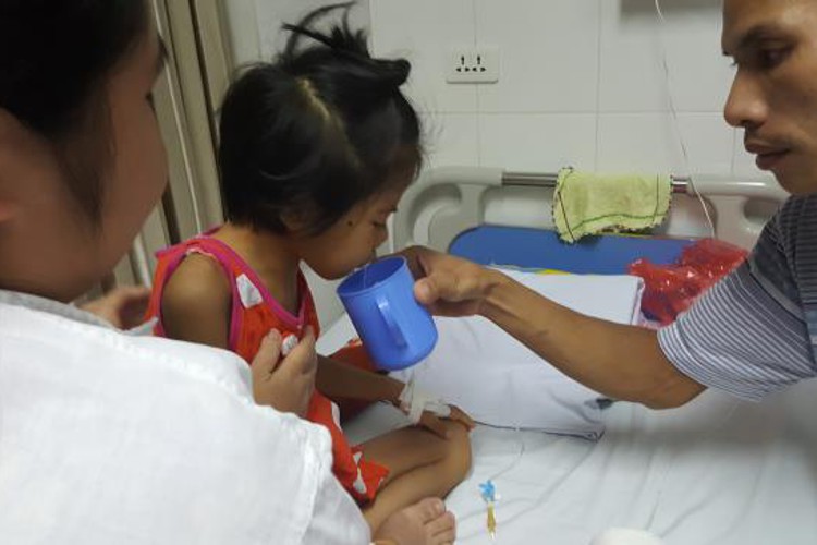 Gắp thành công dị vật mắc trong cổ họng bé gái 6 tuổi