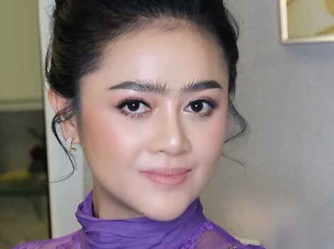 ឱក សុគន្ធកញ្ញា បានឈានជេីងចូលវិស័យសិល្បះ ដំបូងនាអំឡុងឆ្នាំ ១៩៩៩ 