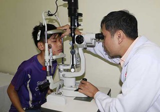 Thiếu niên mất ngón tay, hỏng mắt vì nghịch kíp nổ