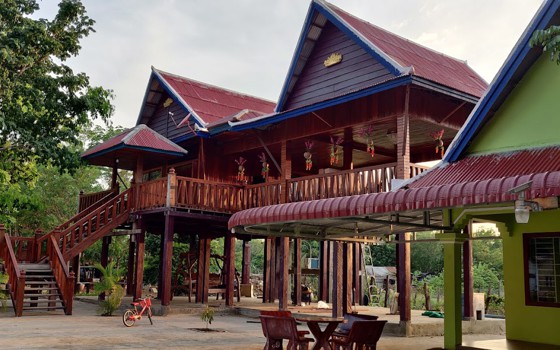 ផ្ទះសំណាក់ និង ភោជនីយដ្ឋាន ឈឹម វិបុលសុខ