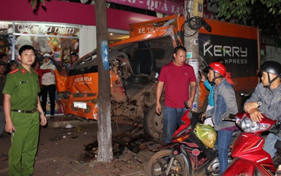 Ôtô chuyển phát nhanh tông 3 bà cháu rồi bỏ chạy