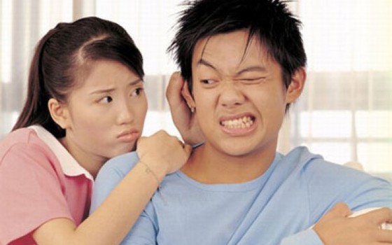 Truyện cười: Khốn đốn với cô vợ thích "khoe hàng"