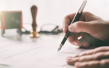 រៀបចំតាក់តែងលិខិតស្នាម​គតិយុត្ត​ និង​បញ្ជាក់​អំពី​ភាព​ត្រឹមត្រូវ​លើលិខិត​ស្នាម​ផ្សេងៗ