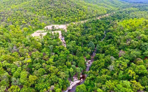 រមណីយដ្ឋាន​ទឹក​ធ្លាក់​ច្រក​ល្អៀង