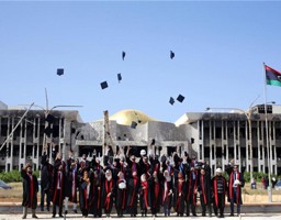 Bộ ảnh kỷ yếu độc đáo chụp trong trường đại học tan hoang vì bom đạn