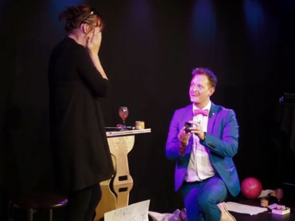 'ការរស់នៅបែបនិម្មិត'៖ ស្រេកទឹកសម្រាប់ 'ការចូលចិត្ត' ស្ត្រីជនជាតិអង់គ្លេស 40% ចូលចិត្តបង្ហាញសំណើរៀបការរបស់ពួកគេផ្ទាល់