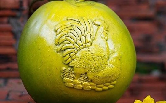 Cây, trái hình gà chưng Tết đua nhau bung hàng