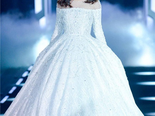 Những lần mẫu Việt “vật vã” với bạn diễn trên sàn catwalk