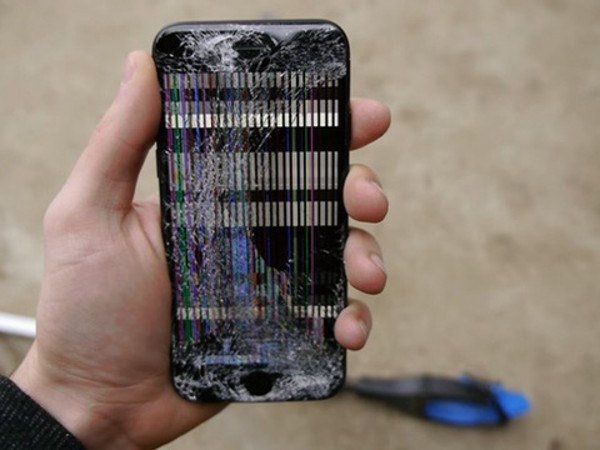 Người dùng thường làm hư điện thoại khi Apple ra iPhone mới