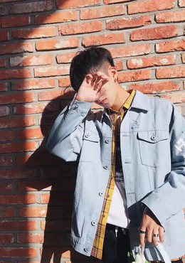 អាវពណ៌កាគី