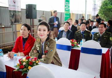 Huyền My giản dị tham dự buổi tiêu hủy ngà voi và sừng tê giác