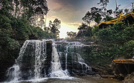 រមណីយដ្ឋានទឹកធ្លាក់ថ្មដាតូច