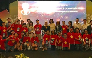 Vượt qua nhiều đội mạnh, tuyển Toán Việt Nam dẫn đầu kì thi quốc tế