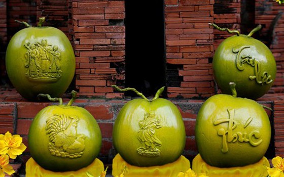 Cây, trái hình gà chưng Tết đua nhau bung hàng