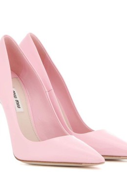 ស្បែកជើង​កែង