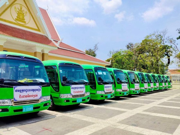 រដ្ឋបាលខេត្តស្វាយរៀង រៀបចំរថយន្តក្រុង ១២គ្រឿង សម្រាប់ដឹកពលរដ្ឋទៅកាន់តាមបណ្តាក្រុងស្រុកទូទាំងខេត្ត រយៈពេល៦ថ្ងៃ ក្នុងឱកាសបុណ្យភ្ជុំបិណ្ឌ ដោយមិនគិតប្រាក់