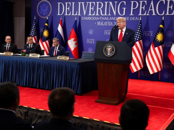 BREAKING: ប្រធានាធិបតី ដូណាល់ ត្រាំ គំរាមដំឡើងពន្ធគយលើថៃនិងកម្ពុជា ប្រសិនបើមិនព្រមត្រឡប់ទៅរកបទឈប់បាញ់