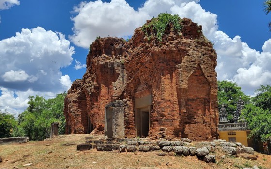 ទេសចរណ៏​ ប្រាសាទ​ស្នឹង​ខាង​លិច បន្ទាយមានជ័យ